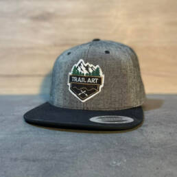 A képen a MarinBikes.hu Trail Art Melange Snapback baseball sapkája látható.