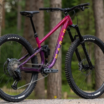 A képen a Marin MARIN Rift Zone XR AXS kerékpár látható rózsaszín/lila/sárga színben.